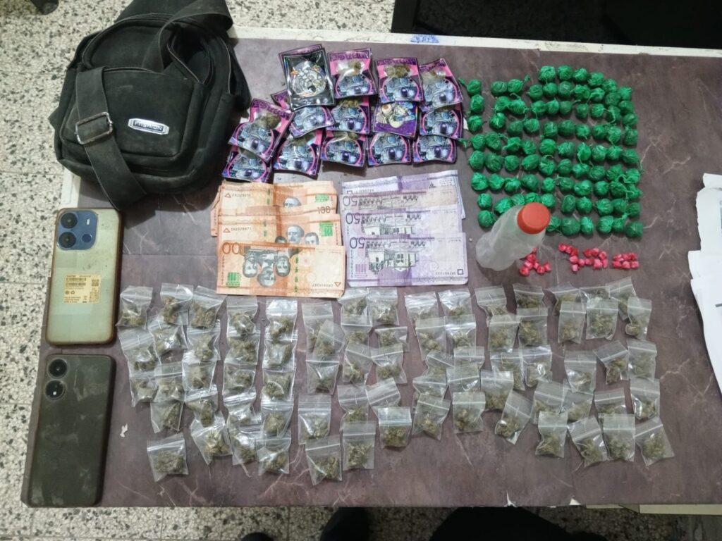 Policía Nacional Apresa a Dos Jóvenes y Ocupa 200 Porciones de Presuntas Drogas en Operativo en La Vega