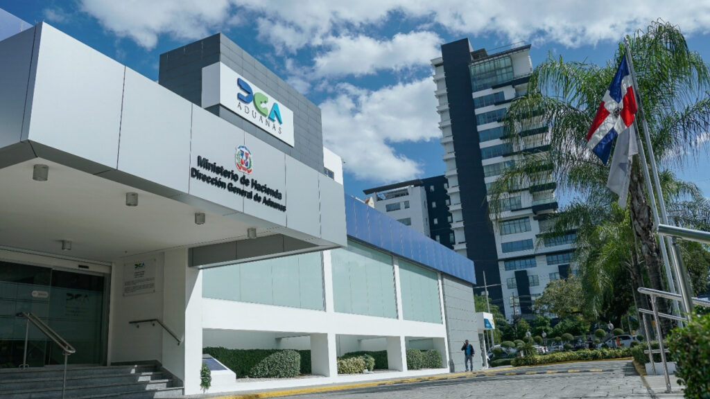 Aduanas y DNCD incautan armas y drogas ocultas en caja y bocina en el Puerto de Haina