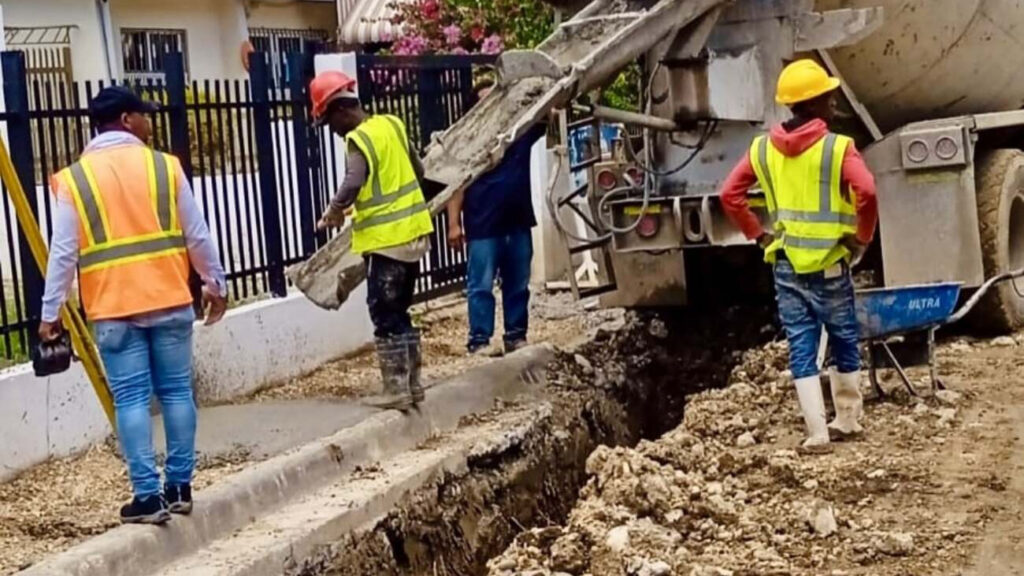 CAASD continúa avanzando en la construcción de aceras y contenes para la transformación total de Guajimía
