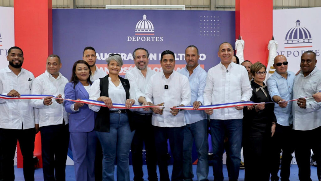 Ministro de Deportes entrega multiuso remozado en San José de los Llanos con inversión superior a RD 18 millones