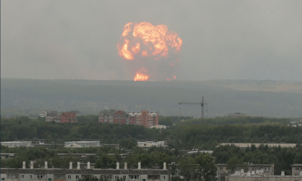 Una enorme explosión sacude depósito de municiones en Rusia; el Kremlin lo atribuye a un mal manejo de explosivos