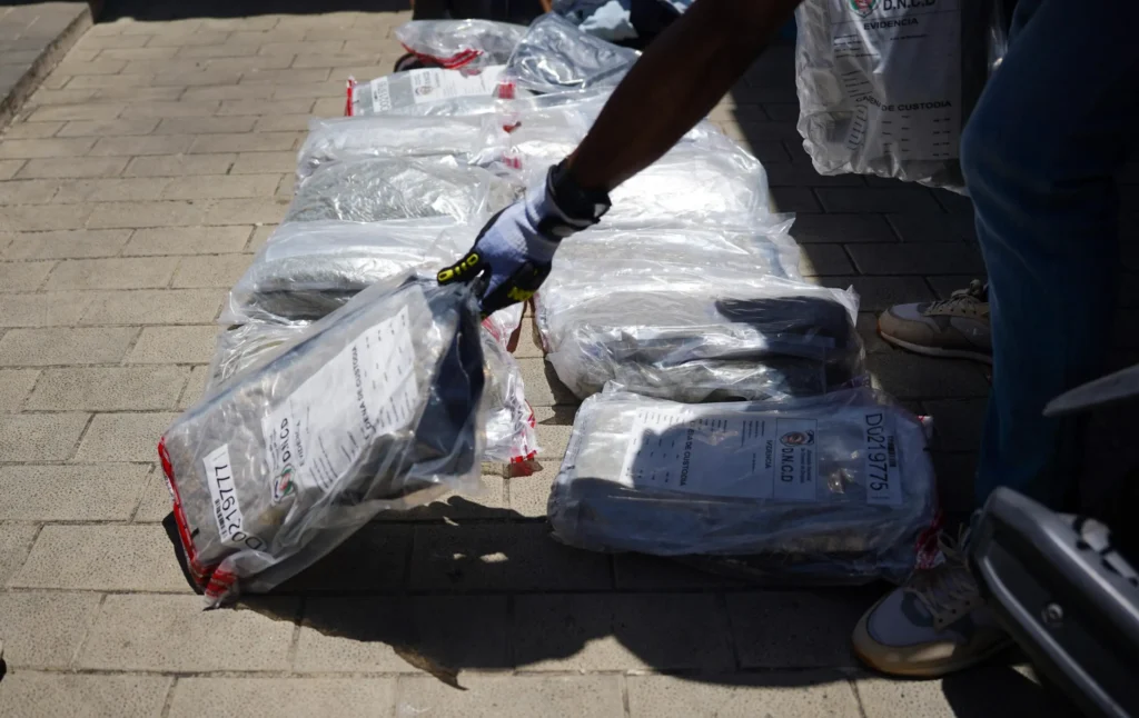 Arrestan a hombre y confiscan 28 paquetes de marihuana en operativo en el puerto de Haina Oriental