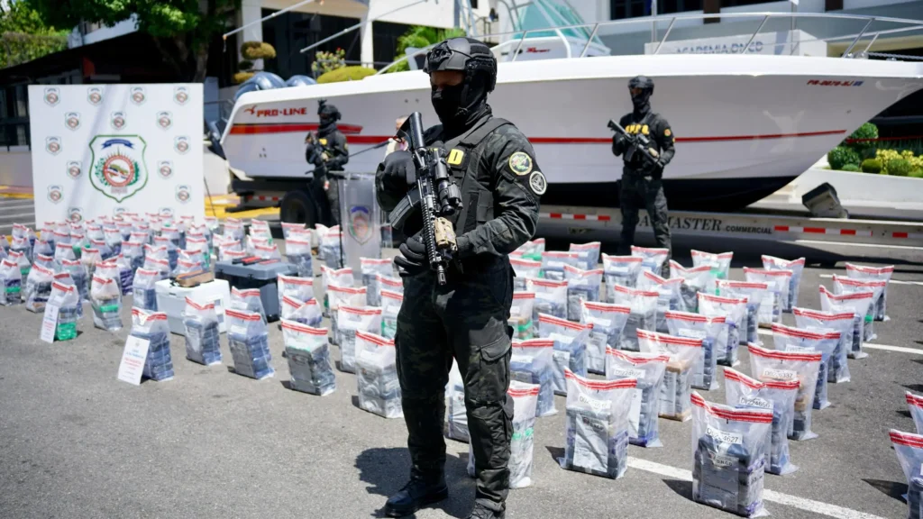 OTRO DURO GOLPE AL NARCOTRÁFICO: DNCD INCAUTA 993 PAQUETES PRESUMIBLEMENTE DE COCAÍNA Y ARRESTA TRES HOMBRES EN LA ALTAGRACIA