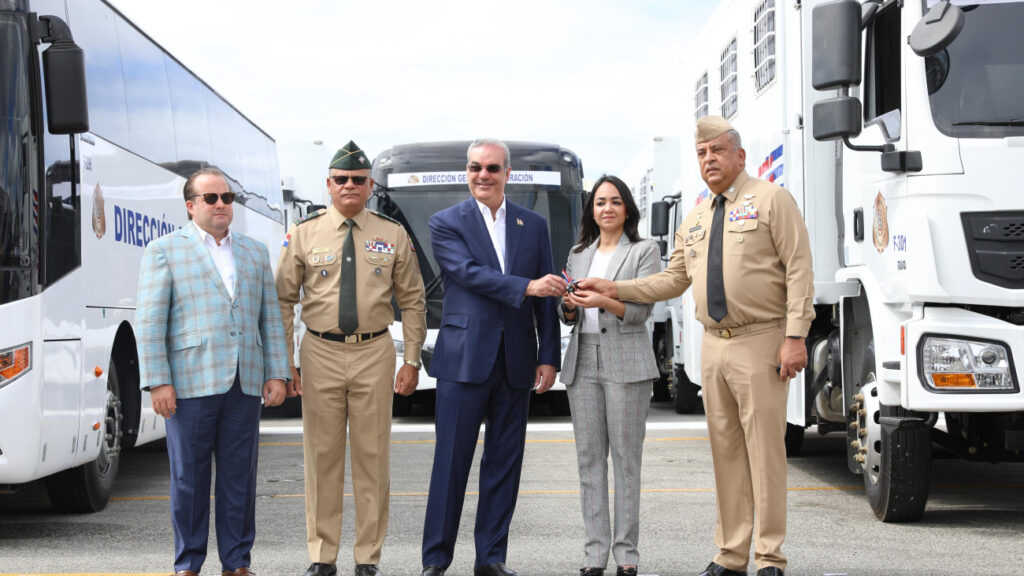 Presidente Abinader entrega 58 vehículos para fortalecer operativos migratorios; ya suman 118 unidades entregadas