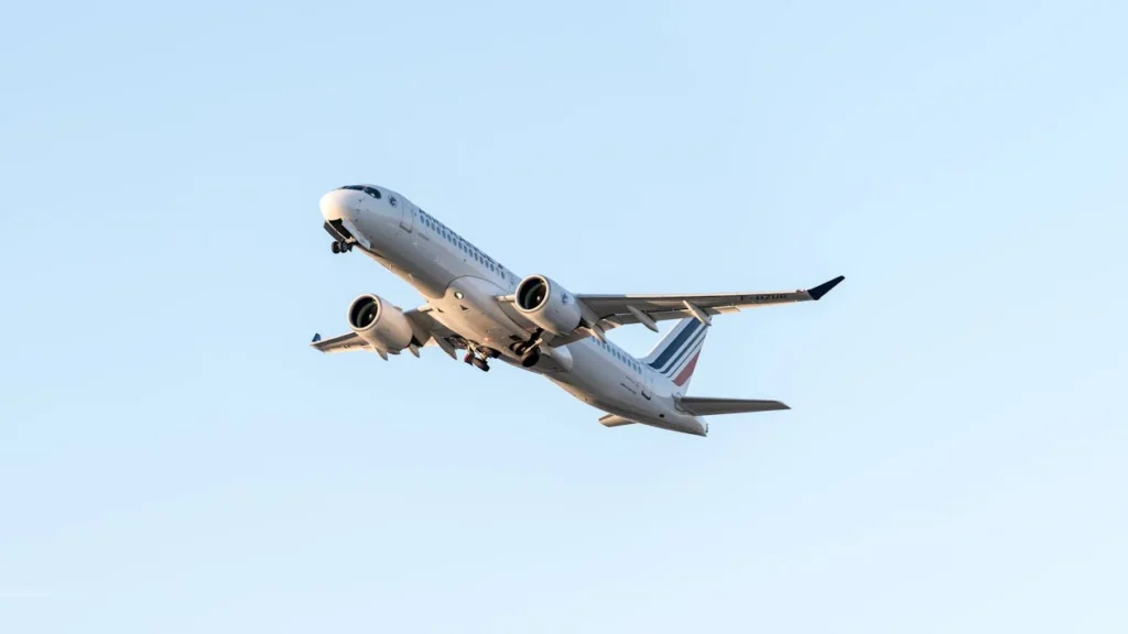 Pasajera intenta ingresar a cabina de avión y es inmovilizada por la tripulación