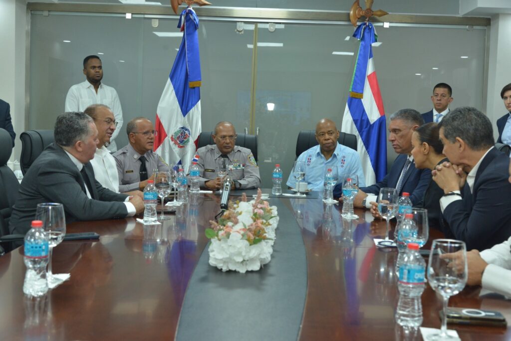 Director General de la Policía Nacional recibe al alcalde de Nueva York, Eric Adams, en un encuentro de cooperación y solidaridad institucional