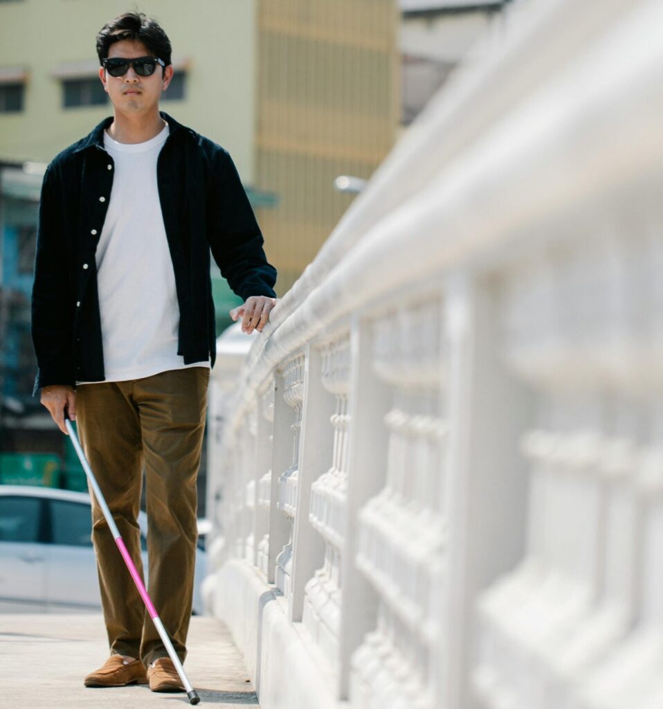 Desarrollan sistema portátil con inteligencia artificial para guiar a personas ciegas