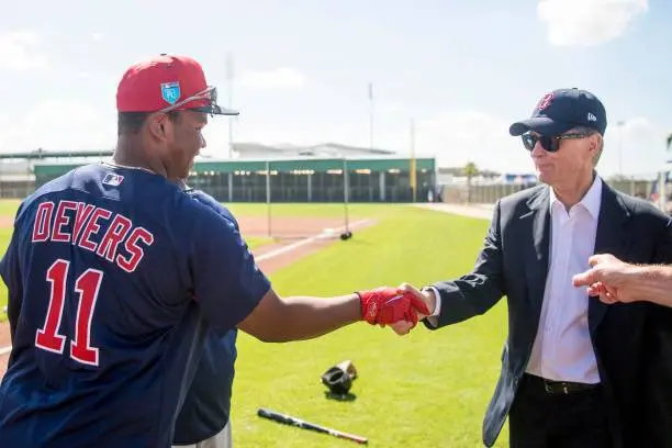 Boston Red Sox Buscan Resolver Diferencias con Rafael Devers tras Polémica por su Rol en el Equipo
