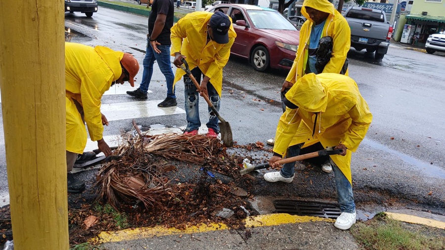Alcaldía del Distrito Nacional refuerza labores preventivas de limpieza ante pronóstico de fuertes lluvias
