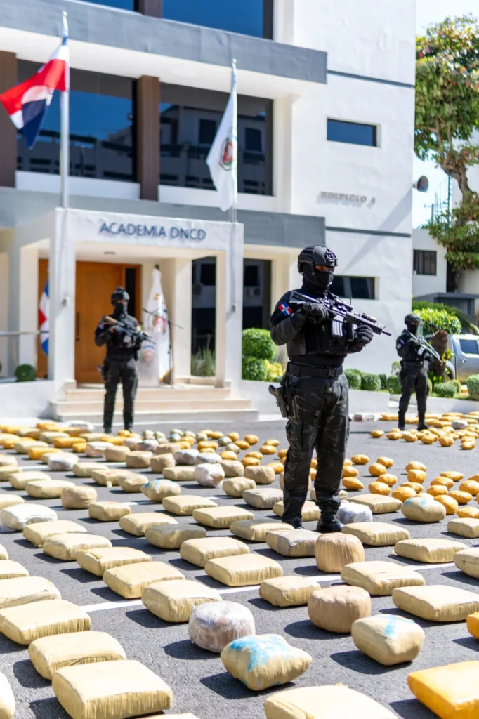 CESFRONT y DNCD confiscan un cargamento de casi 6,000 libras de marihuana camuflado en camión tanquero