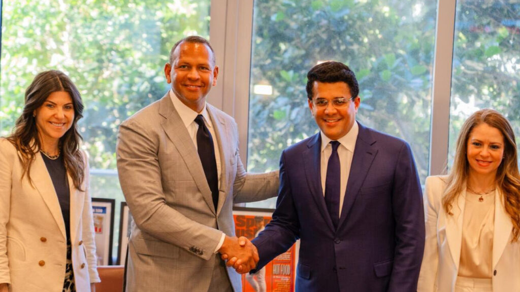 Ministerio de Turismo y Alex Rodríguez anuncian inversión de mil millones de dólares en complejo de lujo en Playa Grande