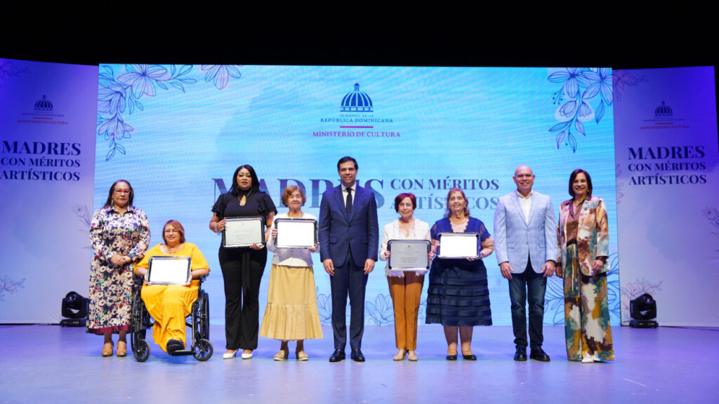 Ministerio de Cultura rinde homenaje a madres destacadas en el ámbito cultural en Santiago