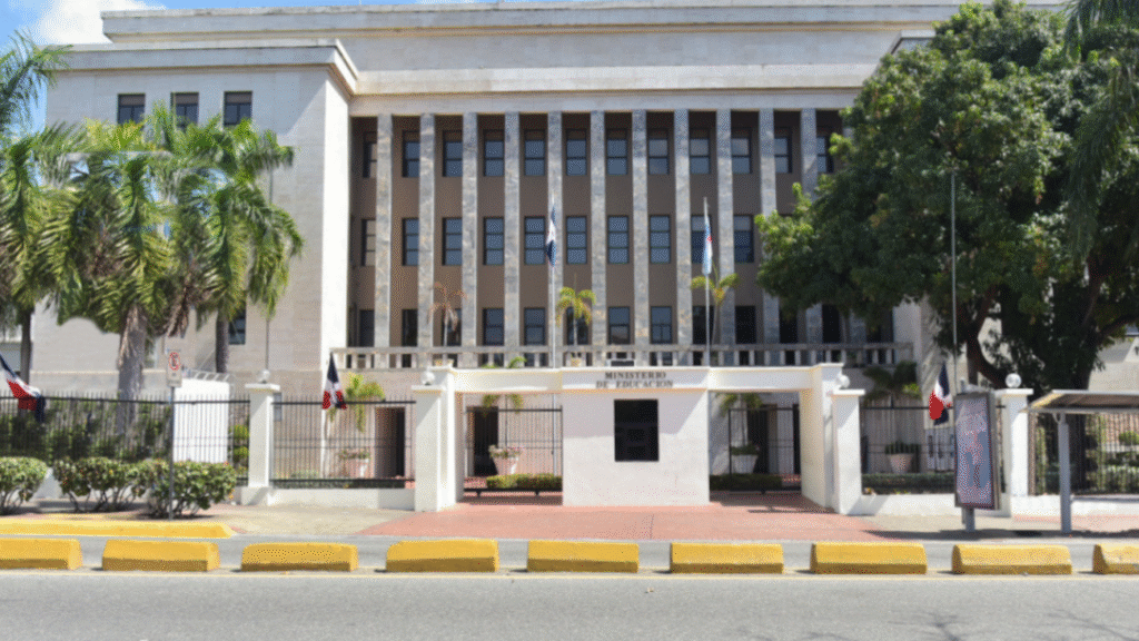 Ministro De Camps declara prioritaria la Evaluación de Desempeño Docente e inicia proceso para ejecutarla en 2025