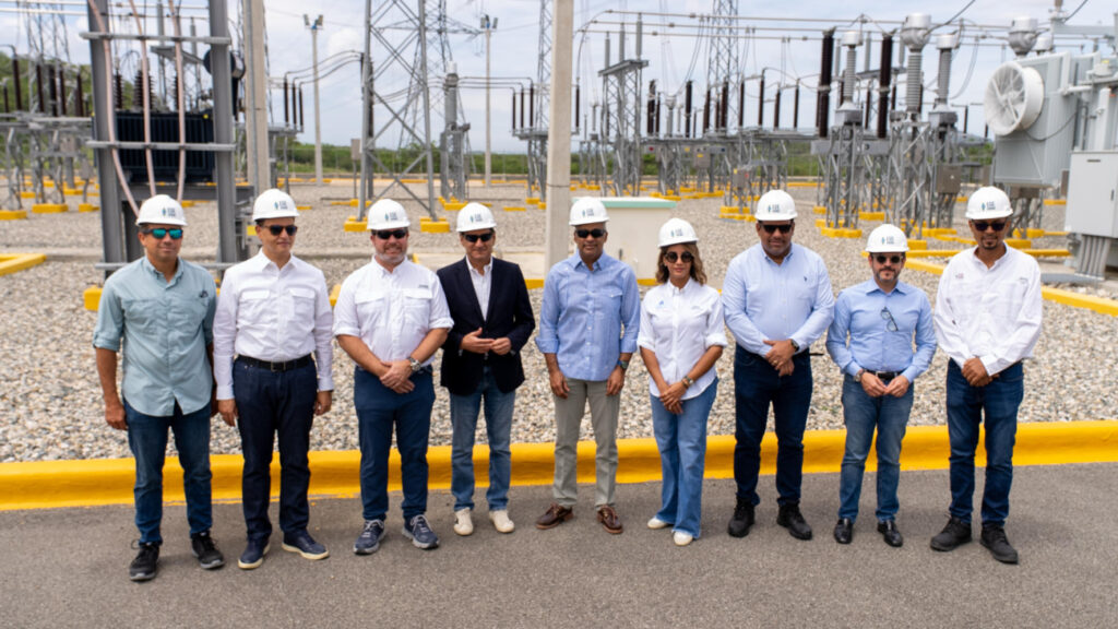 Ministro de Energía y Minas y director de IRENA visitan el Parque Solar Girasol de EGE Haina