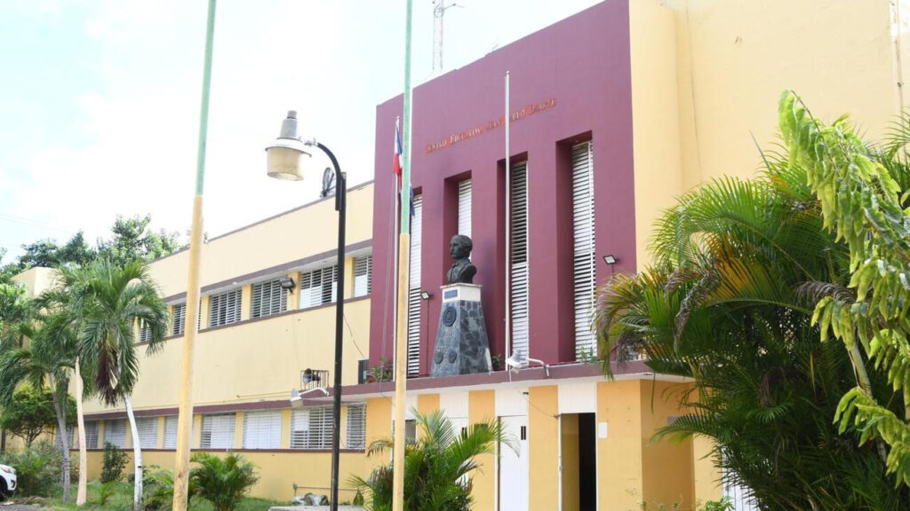 Inefi selecciona escuelas emblemáticas para construir polideportivos escolares en todo el país