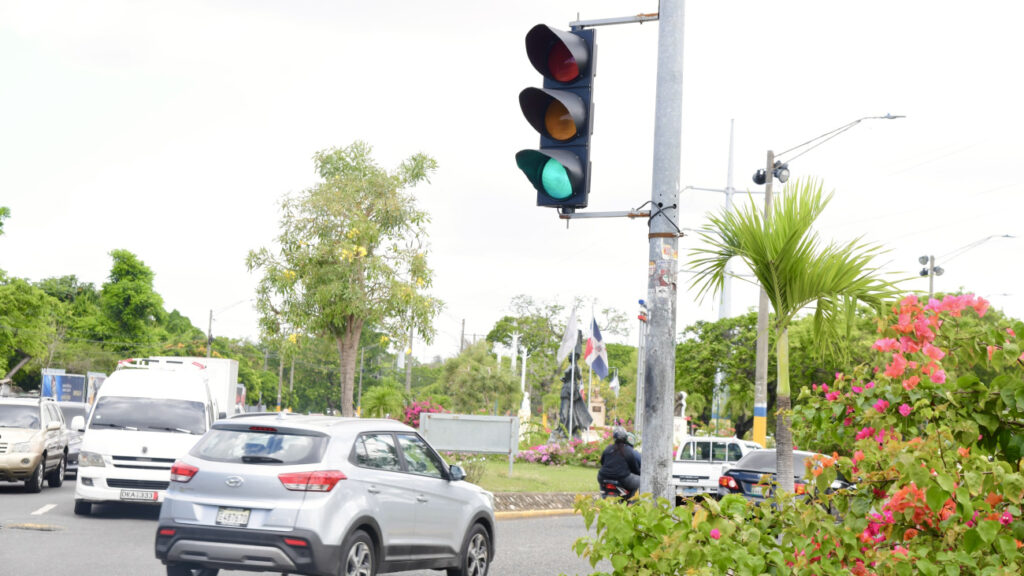 Intrant instala semáforo en intersección de avenida Coronel Fernández Domínguez con Ecológica tras años de solicitudes comunitarias