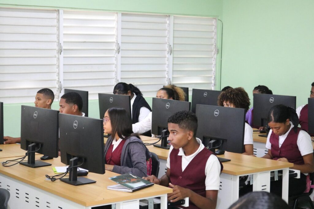 MINERD entrega ocho talleres-laboratorios para fortalecer la educación técnico-profesional en San Juan de la Maguana