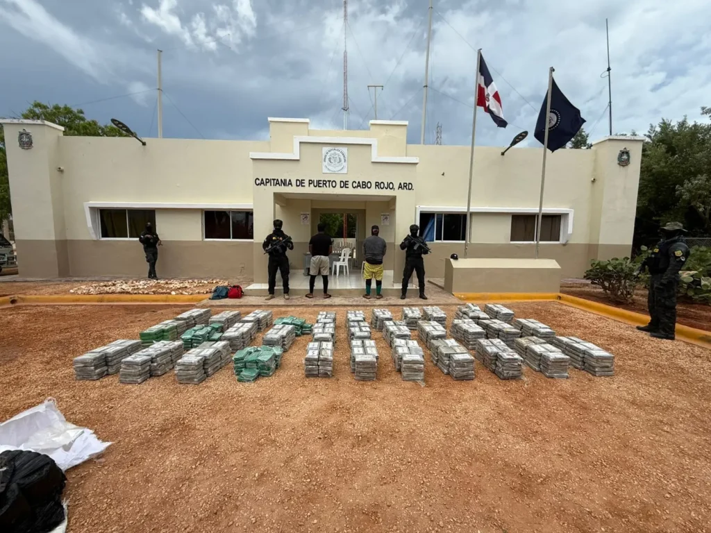 Autoridades dominicanas asestan nuevo golpe al narcotráfico con incautación de 834 paquetes de drogas en costas de Pedernales