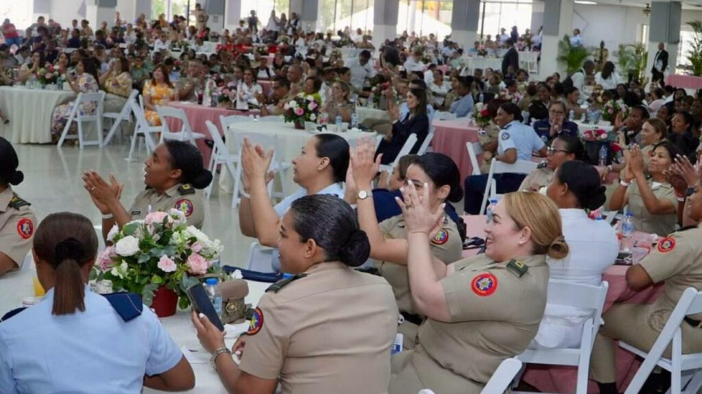 Ministerio de Defensa y Adeofa rinden homenaje al heroísmo de las madres militares dominicanas