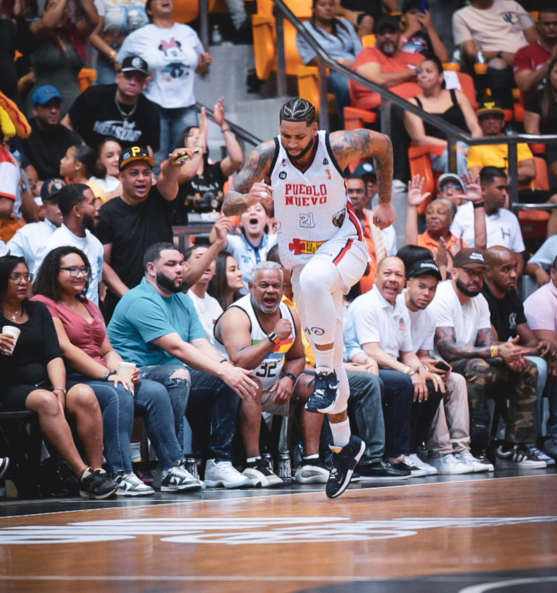 Brandone Francis debuta con 28 puntos, Pueblo Nuevo vence al Plaza Valerio y empata la final del baloncesto superior de Santiago