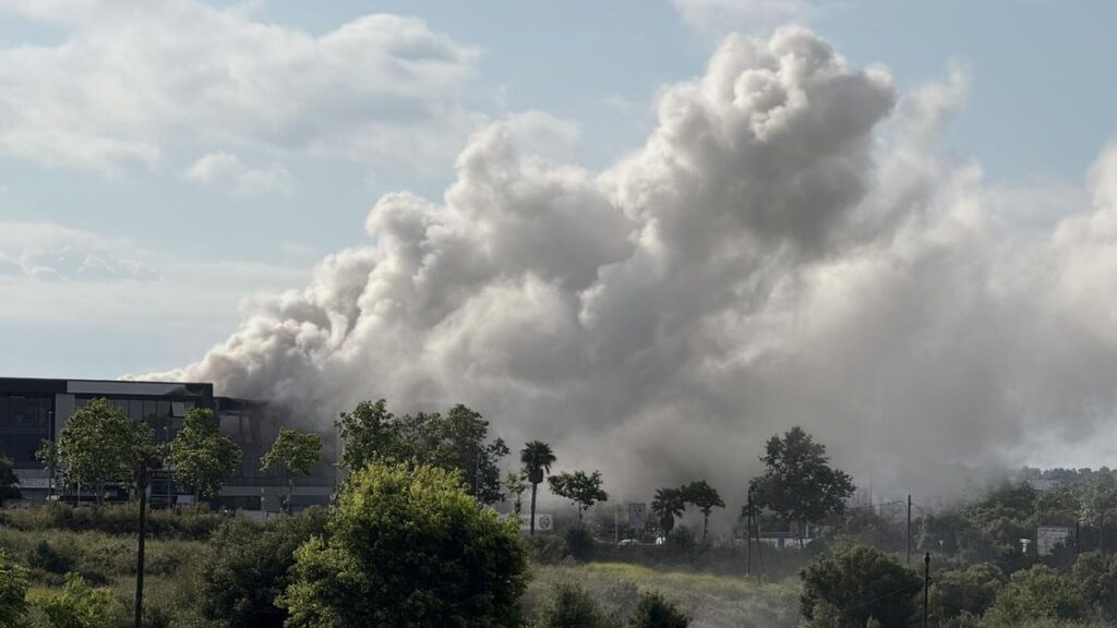 Incendio químico obliga al confinamiento de 150 mil personas en Barcelona
