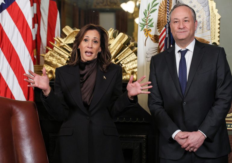 Trump destituye a Doug Emhoff del patronato del Museo del Holocausto