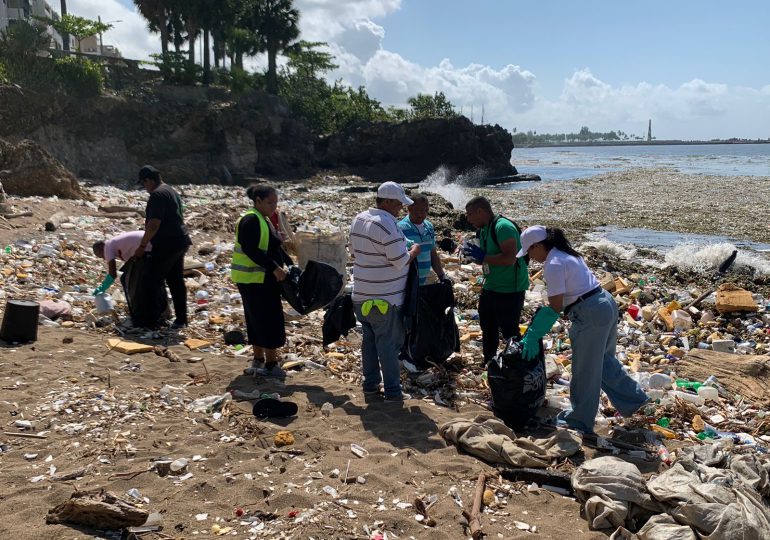 Hospital Robert Reid Cabral lidera jornada de limpieza en la Playa del Fuerte San Gil