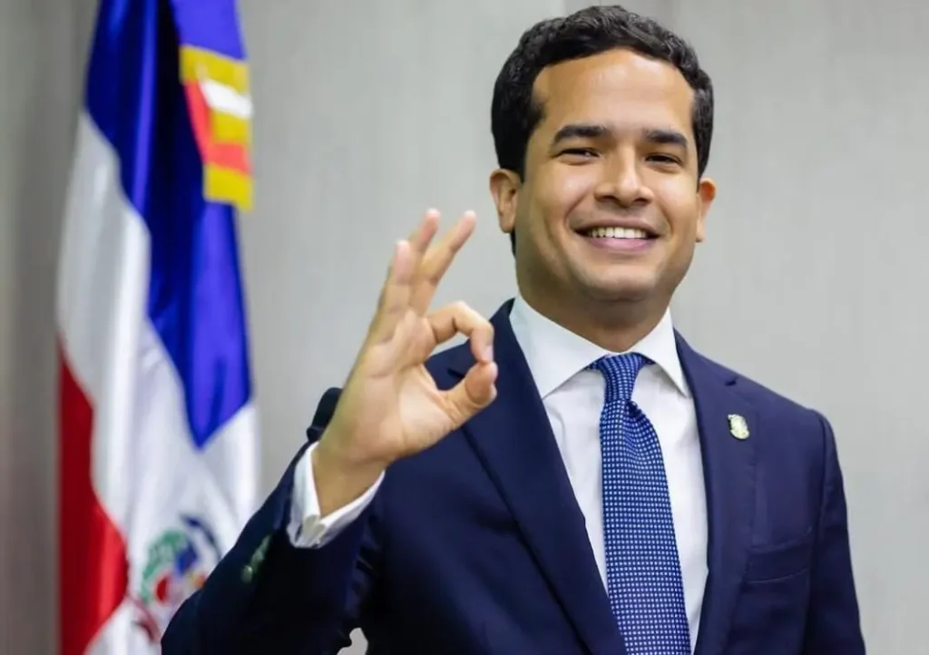 Omar Fernández descarta enfoque en candidatura presidencial: prioriza su rol como senador