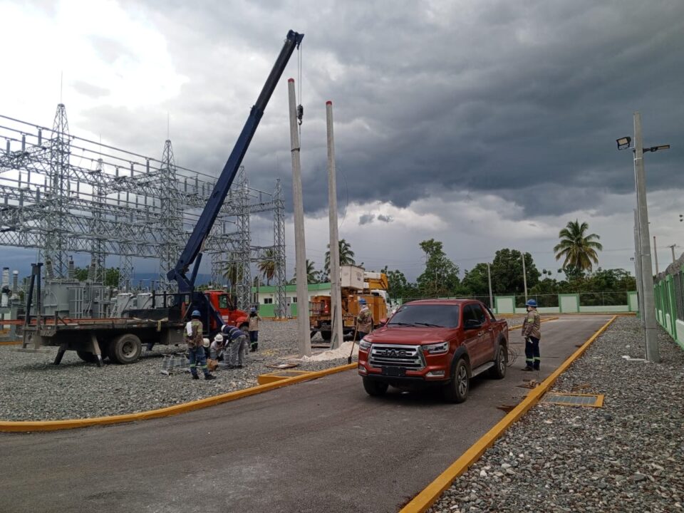 Edesur rehabilita redes en Pedernales y coloca postes del tendido eléctrico