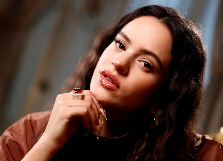 Rosalía insinúa nuevo proyecto durante su llegada a la Met Gala 2025