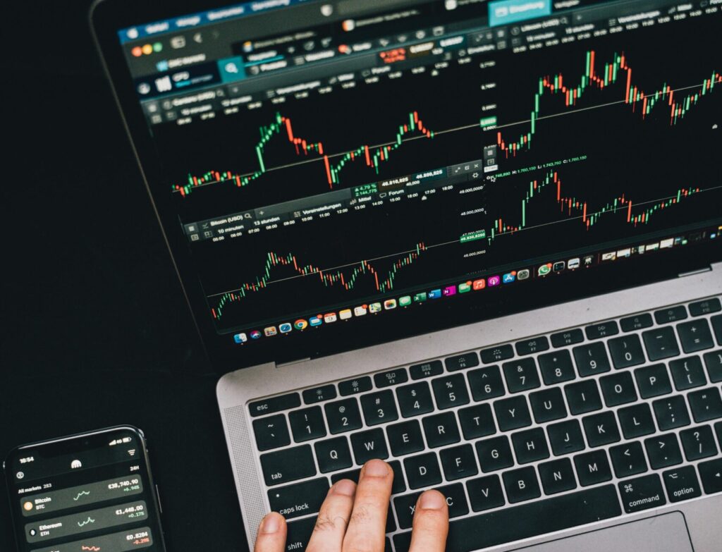 Wall Street cierra con pérdidas: incertidumbre política y temores de recesión agitan el mercado