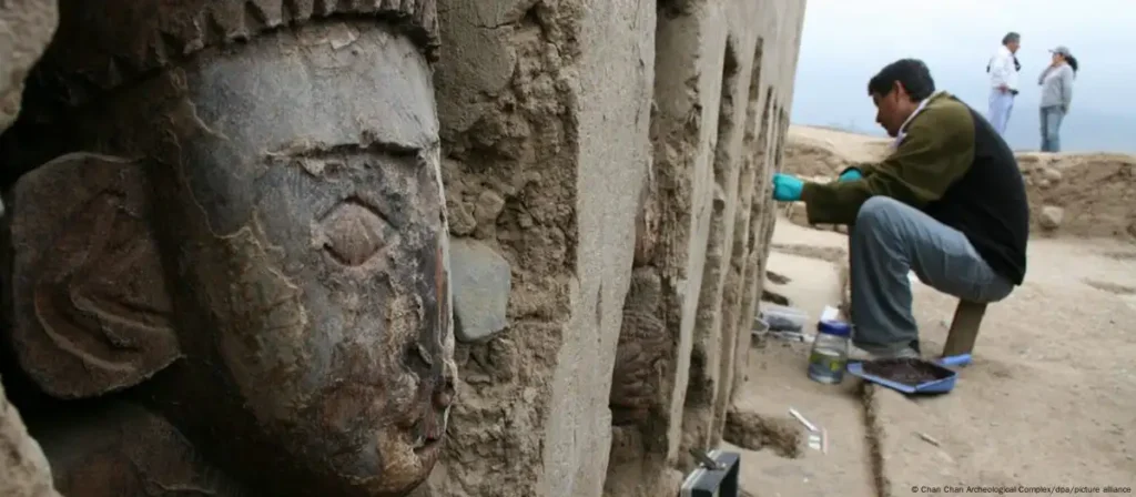 Vandalizan con figura obscena la ciudadela precolombina de barro más grande de América